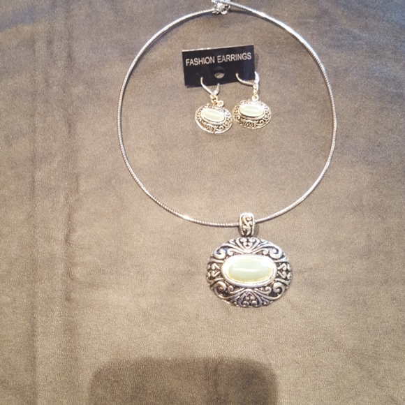 Silver Pendant & Matching Earrings - Picture 4 of 5